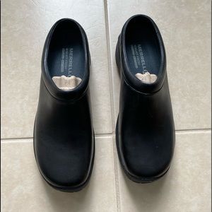 Beautiful never worn Merrill clogs